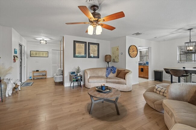 Photo - 404 Pine Tree Ct Unidad 6