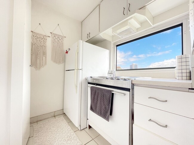 Photo - Pet Friendly Furnished Waikiki Studio with Central A/C and Parking. Utilities Included in Rent. Unit 2306
