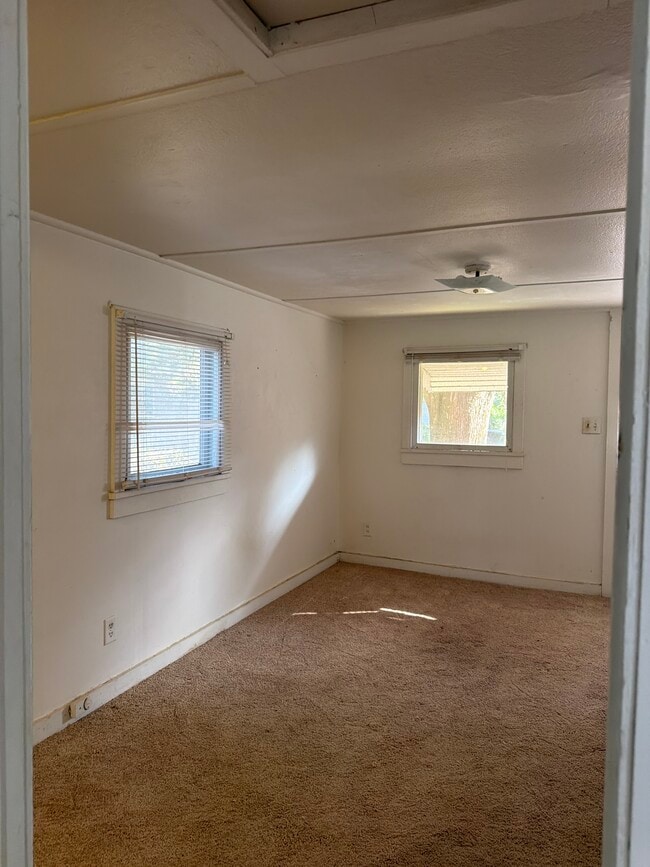 Building Photo - 209 Strawberry Ln