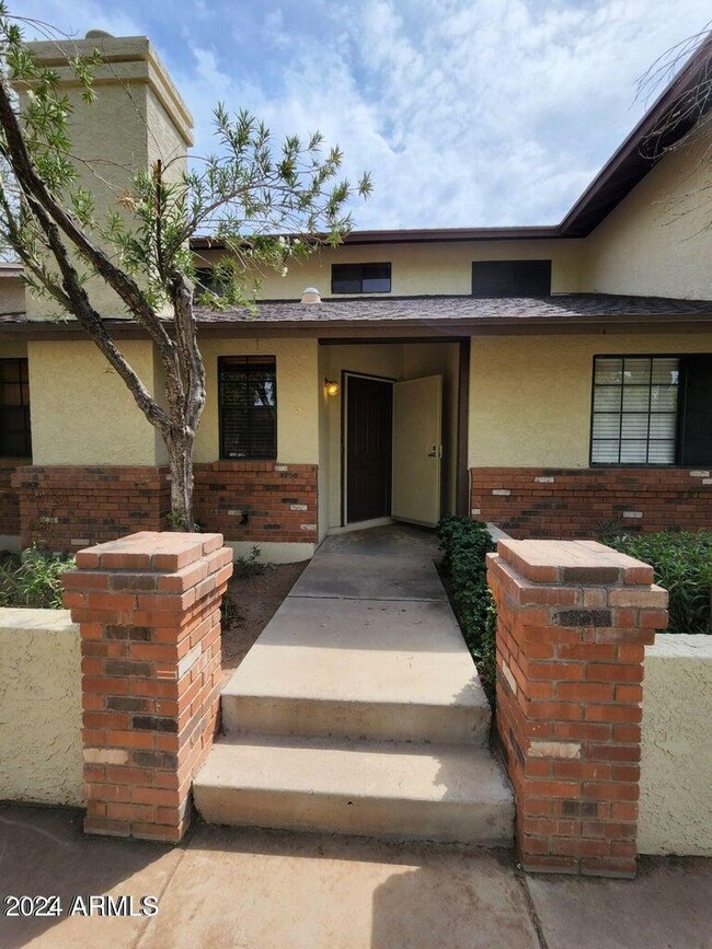 Photo - 170 E Guadalupe Rd Townhome