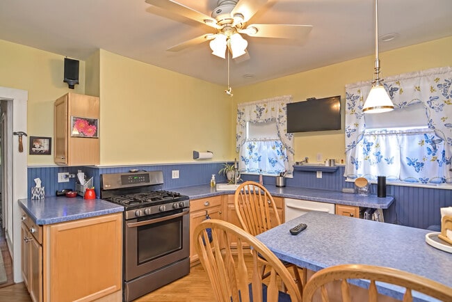 Building Photo - 17 Malvern Ave Unit 1