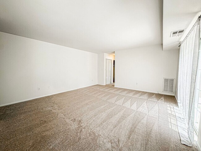 Photo - ***Coming Soon*** Sun-filled 1 Bed 1 Bath Condo In Scenic River Terrace - Water Included! Unit 102