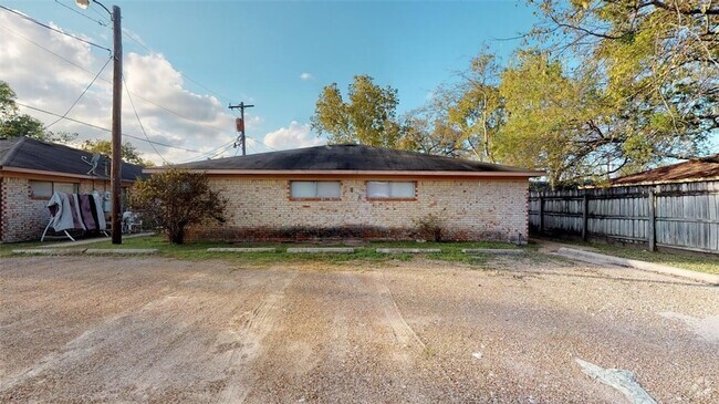Building Photo - 204 Lynn Dr Unit B Rental
