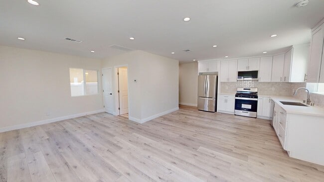 Building Photo - Modern 3-Bed/3-Bath Townhome Unit 22133