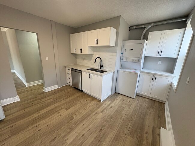 Photo - Renovated 2 Bedroom on Locke St South Unité 5