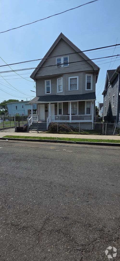 Building Photo - 1st Floor 3 Bedroom Apartment Available Today