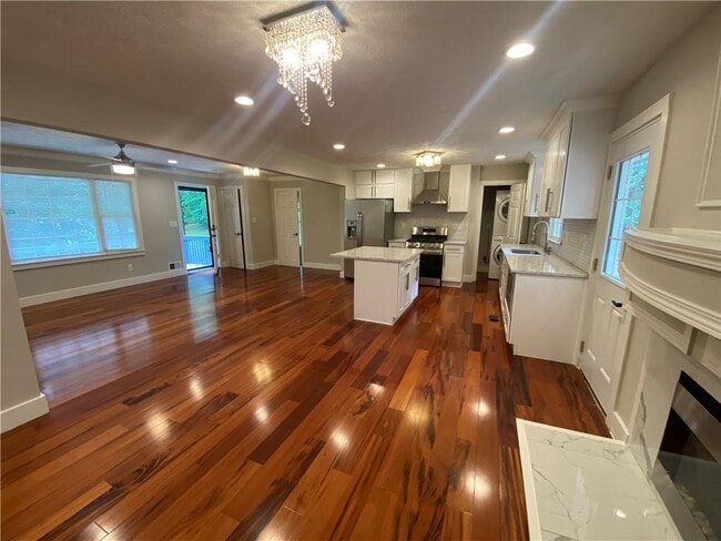 Photo - 105 Paris Ln