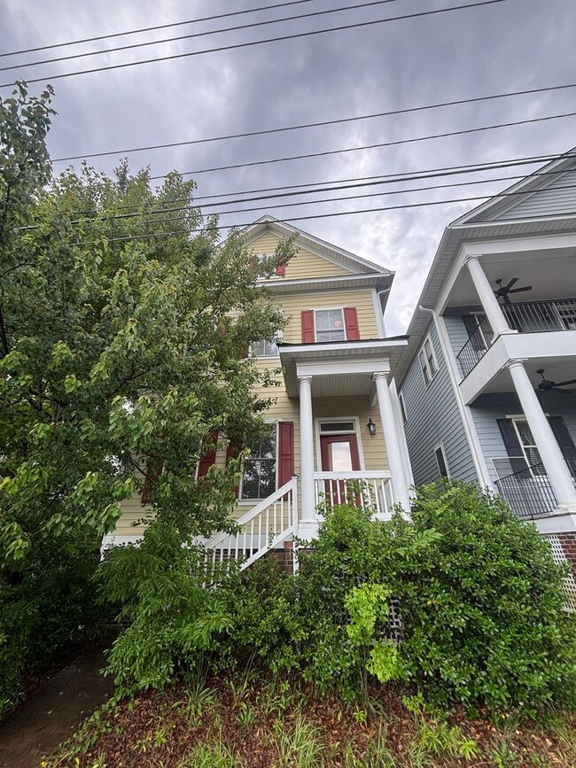 Building Photo - 4 bedroom near five points