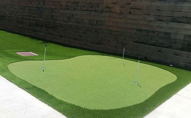 Outdoor putting green - Extended Stay America Premier Suites Rental