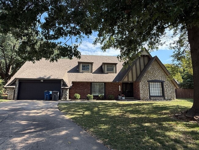 Building Photo - Luxury 4 Bed Home with Bonus Rooms and Pool