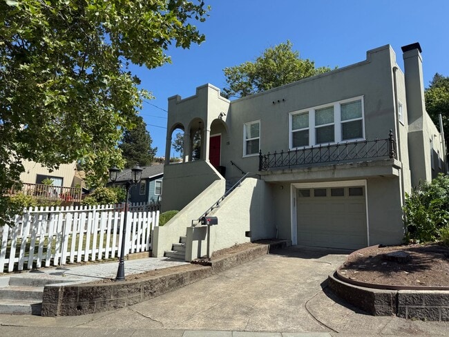 THREE BEDROOM / TWO BATH HOME IN NICE NEIG... - THREE BEDROOM / TWO BATH HOME IN NICE NEIG...