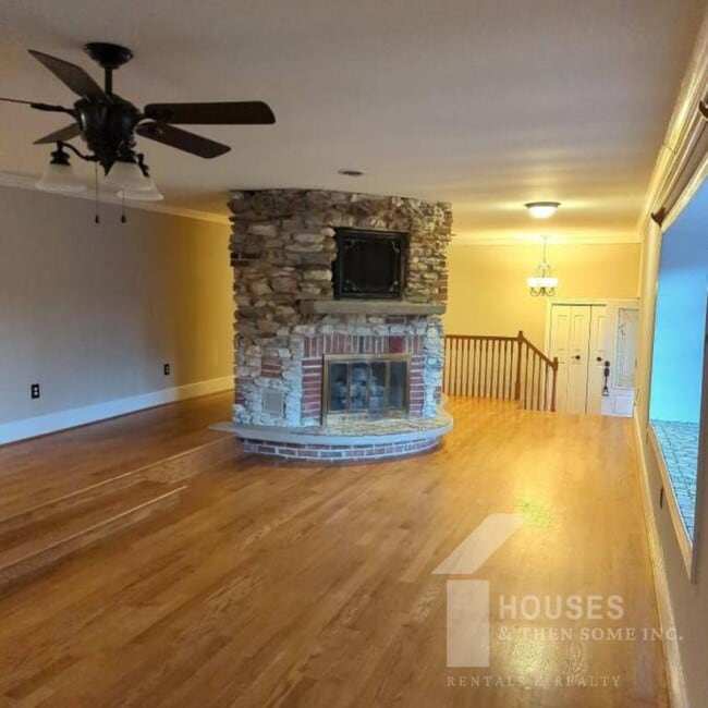 Photo - 443 Chastain Rd