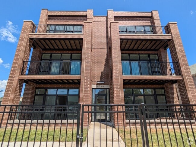 Building Photo - 4740 W Addison St Rental