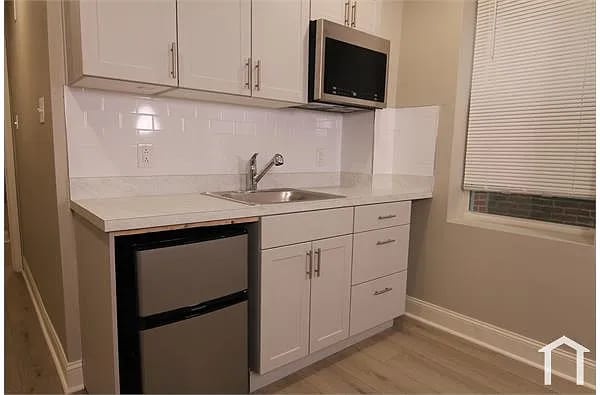 Building Photo - 2144 Bridge St Unit B2