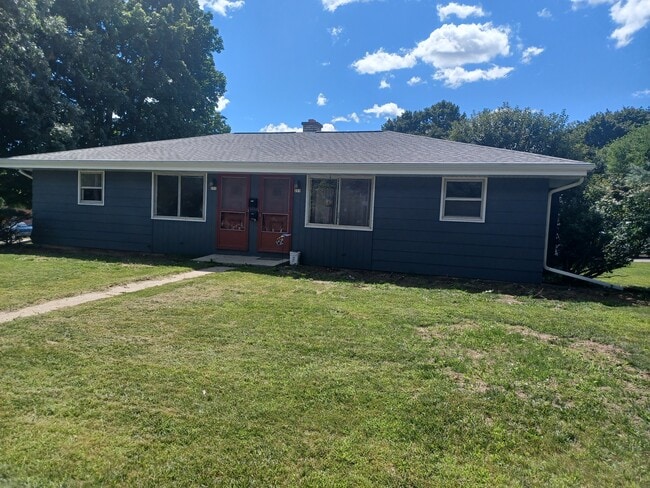 Building Photo - 211 W. Decorah Rd. Rental