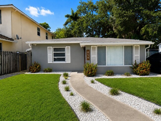 Building Photo - 854 SW 11th Ct