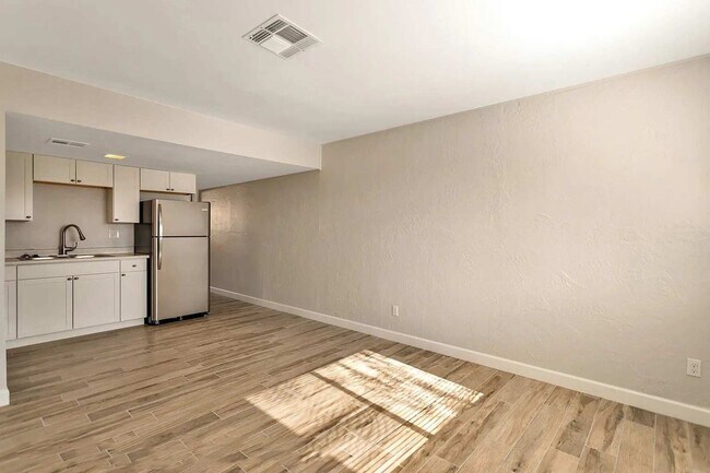 936 E Roma Ave Unit 2