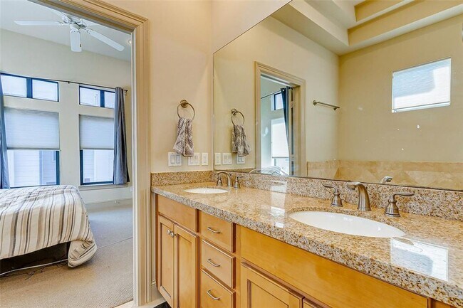 Photo - Bright and spacious townhome with a beautiful rooftop terrace to relax.