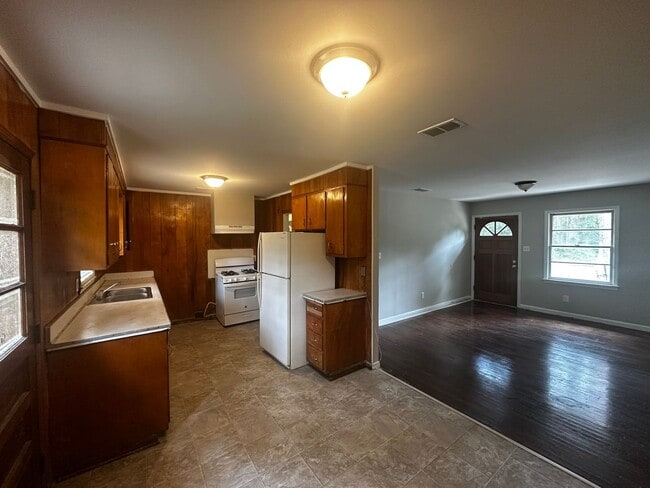 Photo - Very spacious 3bed/1bath home!