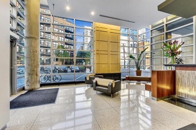 Photo - 700 N Larrabee St