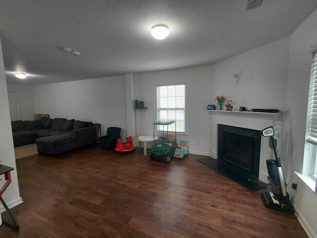 Photo - 836 Chariot Way