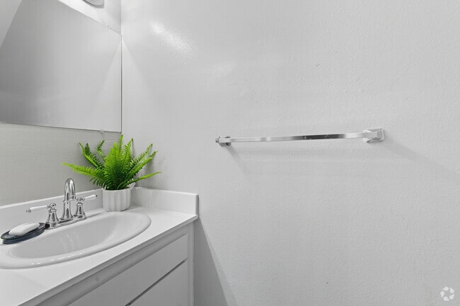 2BR, 1.5BA - 925SF - 2nd Bathroom