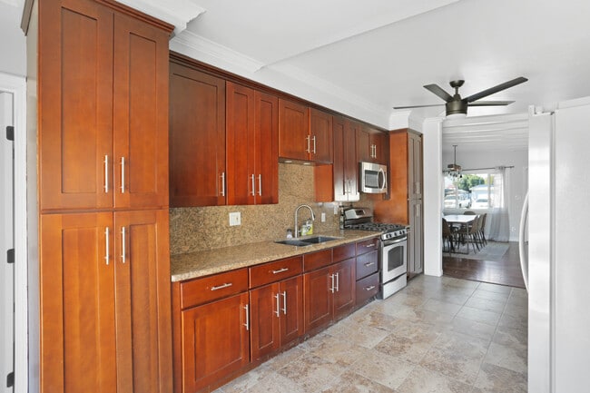 Photo - 1271 Essex St