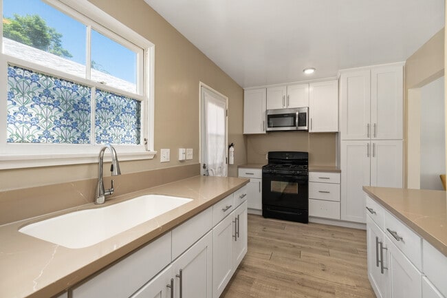 Building Photo - 13453 Burbank Blvd Rental
