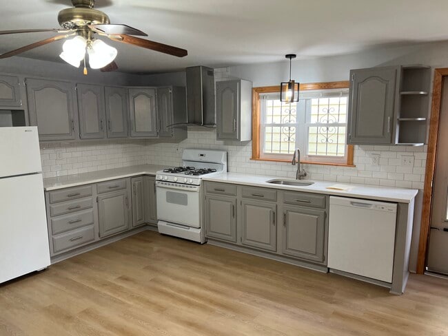 Building Photo - 110 Elm St Unit 1