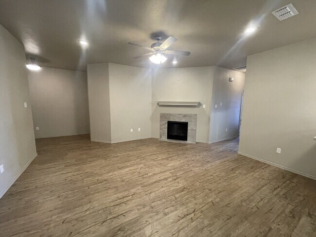 Townhome Located West Of Milwaukee Near Take-Out & Walmart!