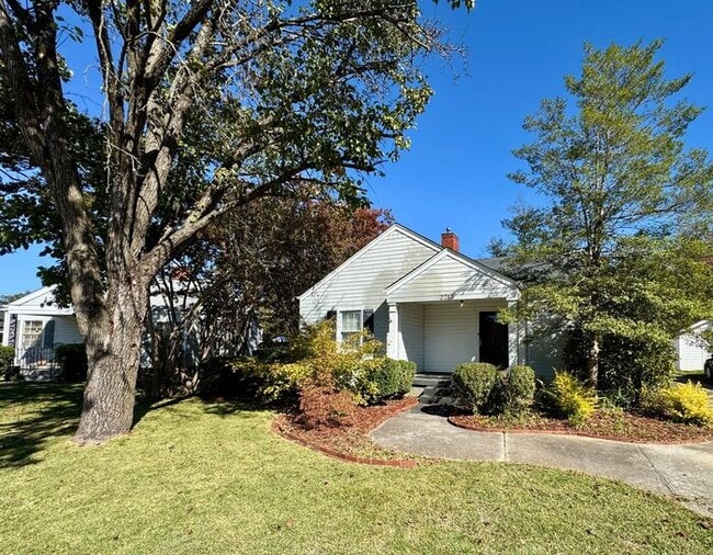 Building Photo - Medical District Location, Fenced Yard, an...