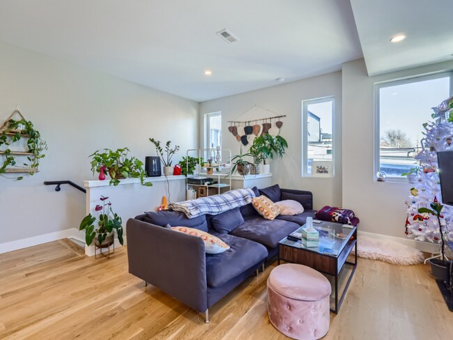 Photo - 1272 Yates St