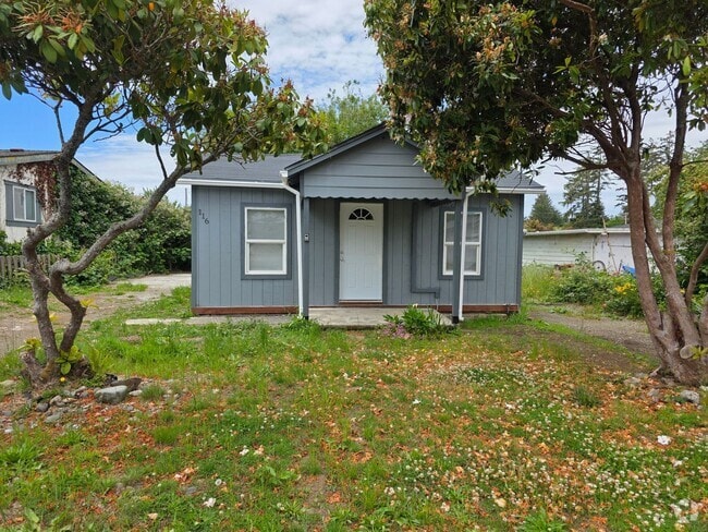 Building Photo - 2 bed 1 bath home close to town.