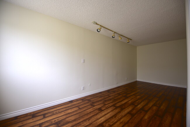 Photo - 1339 N Columbus Ave Condo
