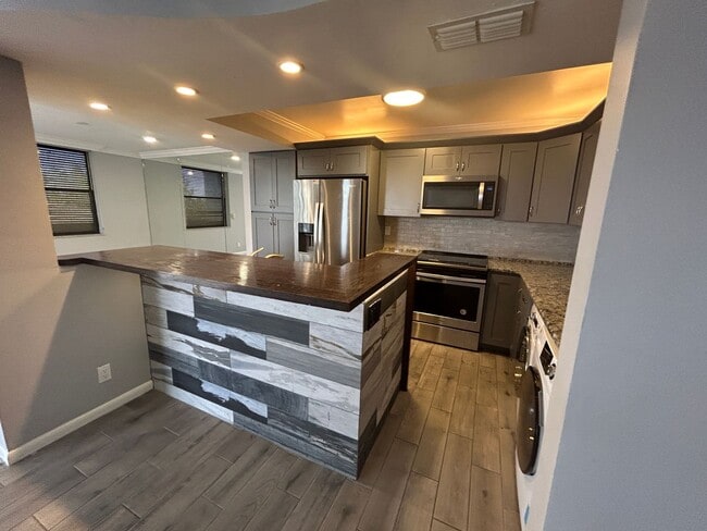 Stunning 2/2 condo