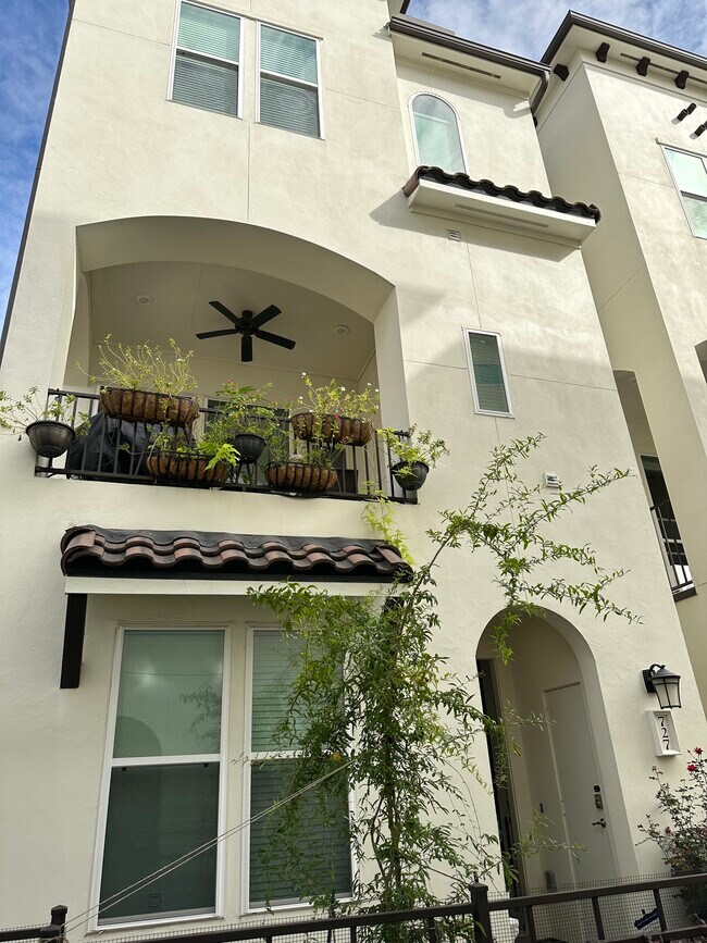 Photo - 727 Leverkuhn St