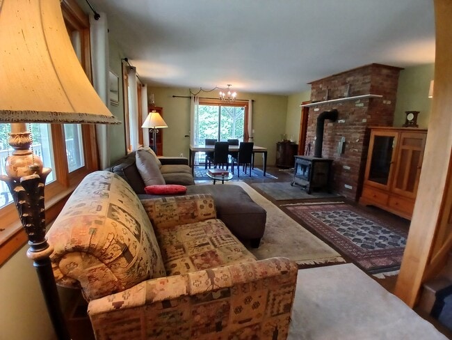 Spacious livingroom - 115 Delta Dr