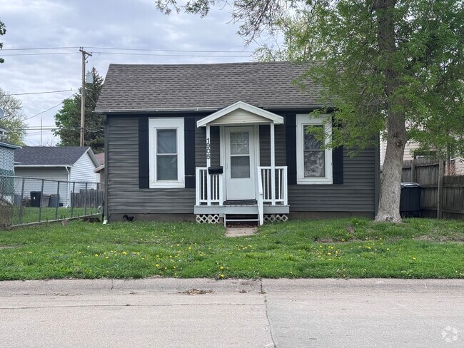 Building Photo - Updated South End 3 Bedroom Rental