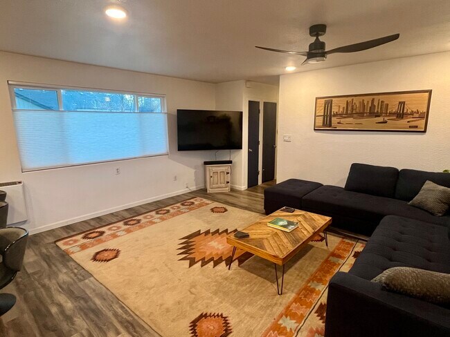 Photo - 915 University Ter