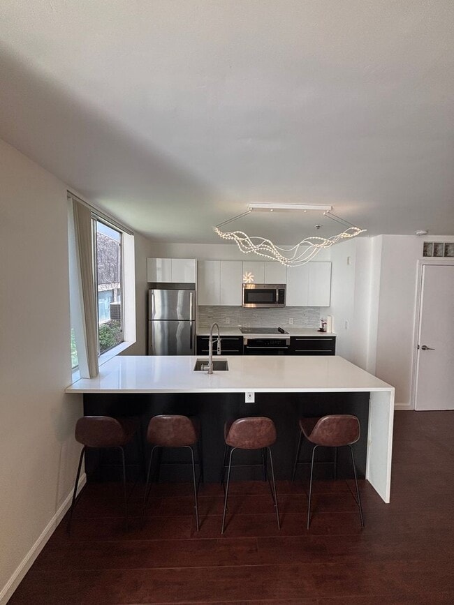 Building Photo - 2 Bed 2 Bath in The Heart of Little Italy