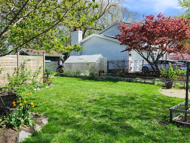 Photo - 301 Oakbrook Ct