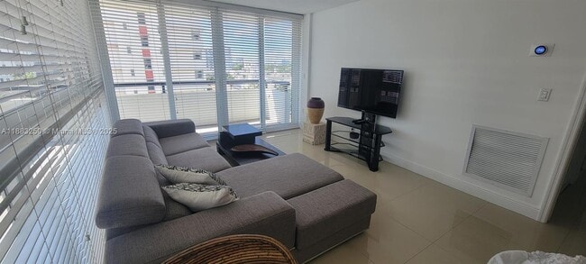 Building Photo - 3200 Collins Ave Unit 6-5