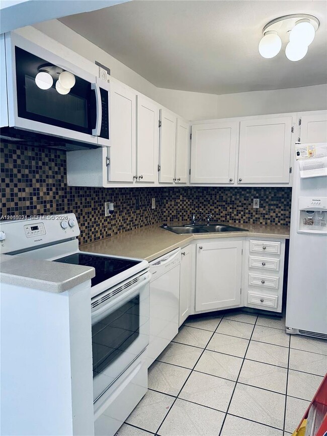 Building Photo - 3105 Oakland Shores Dr Unit J205