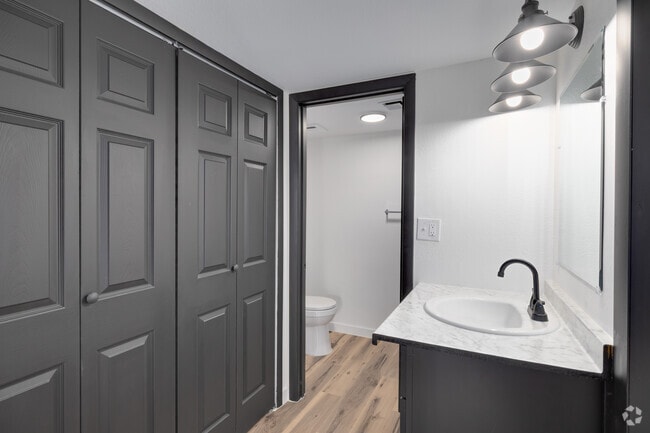1BR, 1BA - 600SF - Bathroom - Acacia Gardens
