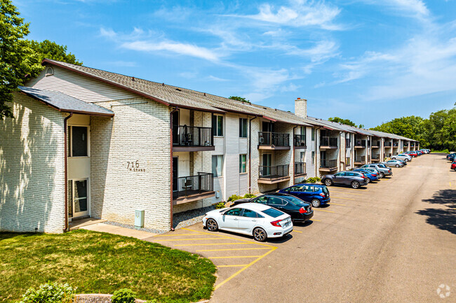 Half Moon Lake Apartments - Half Moon Lake Apartments