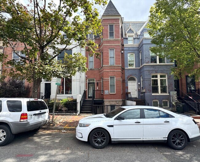 Building Photo - Lovely 1 BR + 1 Den/2 BA Condo in Mt Verno...
