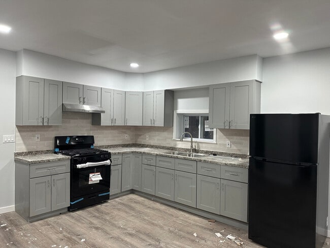 Building Photo - 533 W State St