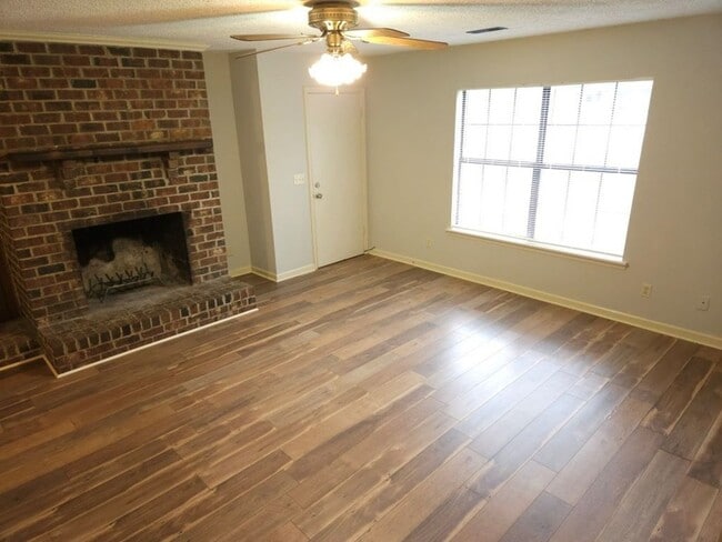 Photo - 340 Creekwood Ct