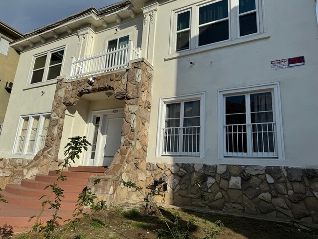 Building Photo - 420 S Berendo St Unit 3 Rental