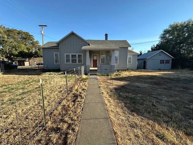 3 bedroom home on double lot close to park - 3 bedroom home on double lot close to park